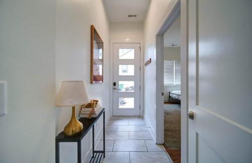 Modern Rooftop Townhome w Hot Tub & Skyline Views - Photo 8