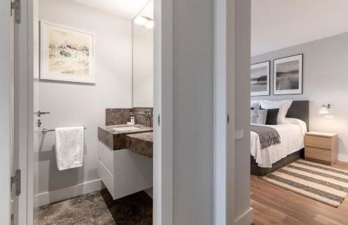 Modern Apartment with Stunning Views of Plaza Colón - Photo 9