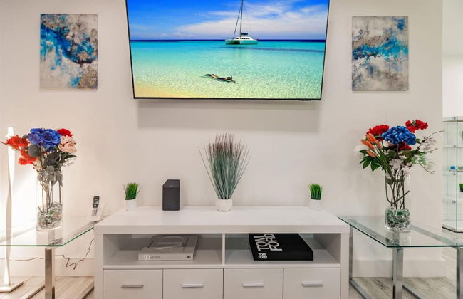 Modern Spacious Home With Pool Jacuzzi - Photo 51