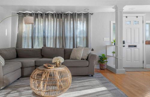 Tiny Home w MIL suite - 3 MI to DT - Foto 10