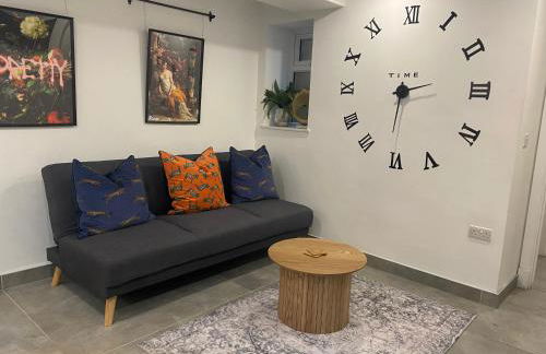 2 bedroom duplex apartment close to UHW & city centre - Foto 32