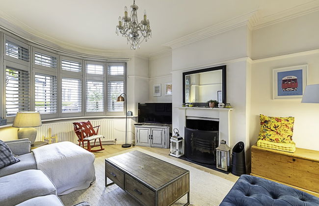 Gorgeous 4-bed Home With a Fireplace and Terrace - Foto 12