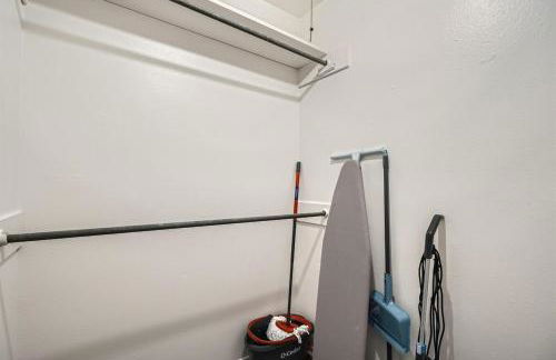 Your Modern King Suite Getaway - Sleeps 4 - Pool, Prkg - Foto 21