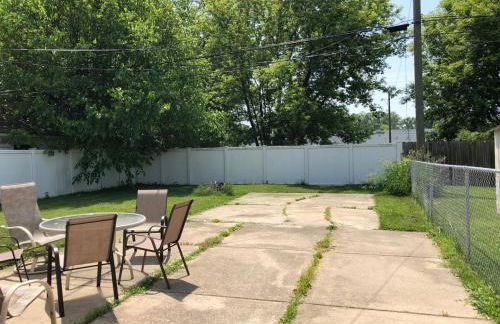 Super Cute & Cool Home with 65Inch TV 2Baths 4 Bedrooms 2King Beds BBQ Grill Fenced Backyard - Foto 28