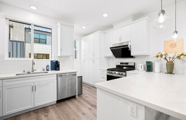 Chic Modern Retreat With Stunning Views 1360 Sqft - Photo 14