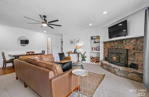 Creekside Oasis - 5BR Retreat with Pool & Hot Tub - Foto 30