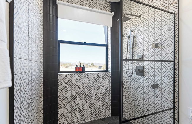 Luxe Modern Escape w/ Pool, Hottub, Firepit, Desert View Obsidian by Avantstay - Foto 48