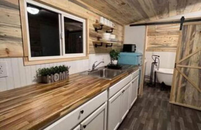 Enchanting Getaway: Farmhouse and Tiny House Duo - Foto 29