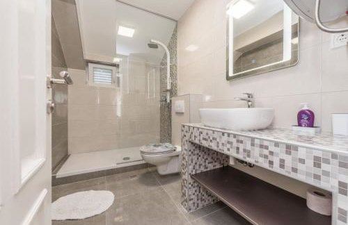 Villa Zdenka with heated pool - Photo 26