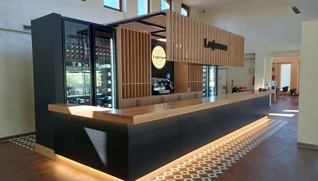 La salle de dégustation moderne des caves