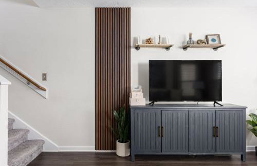 Capitol House - 3 Bed 1 Full and 1 Half Bath, Pet Friendly with Hot Tub walk to Lucas Oil Stadium - Foto 11