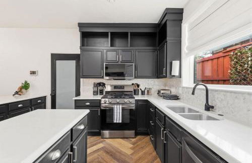 5BD Getaway w Pool Patio Firepit Mins to DT - Photo 14