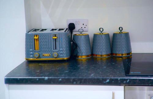 Perfect 1 Bed Apartment Sleeps 5 1 Kingsize bed 1 double Sofabed & Foldable Single bed Free Parking Wifi good transport network shopping Holiday Makers Families Contractors in North London - Photo 27