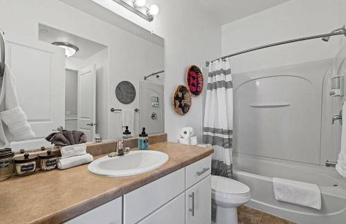 Spacious 2-Story, Pet&Fam Friendly, WFH, Gym&Pool - Foto 17