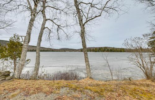 Lakefront Bucksport Home w/ Fire Pit + Gas Grill! - Foto 25