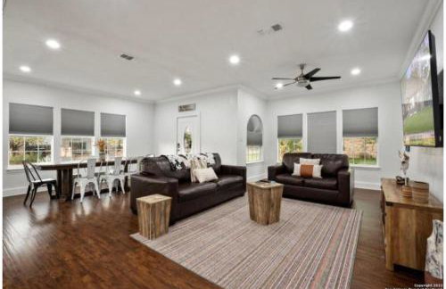 Experience Serenity in a 4BR3BA Downtown Home - Foto 4