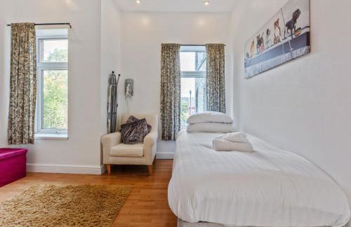Contractors & Pets Welcome - Sleeps 1-4, less than 1 mile from M606, Ideal for Longer Stays - Foto 13