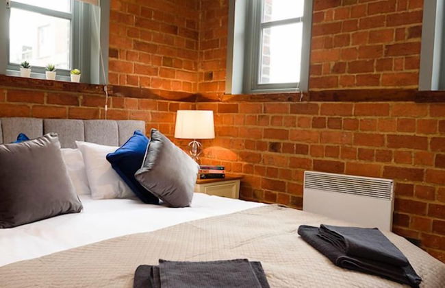 Karah Suites - Gloucester Docks - Photo 4