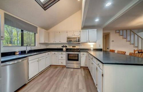 Secluded Retreat w Hot Tub, FirePit & Pool Access - Foto 7