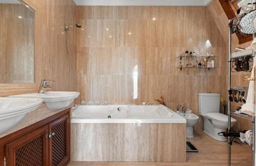 Infinity pool mansion by Costarentals - Ref 85 - Photo 25