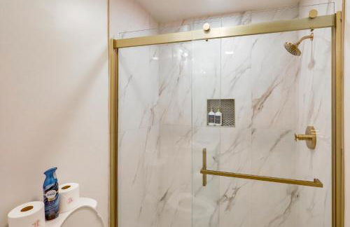 Steps to Lake Lanier Wooded Escape with Boat Dock - Foto 18