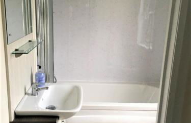 Tattershall Lakeside Lodge Indulgent wheelchair accessible 8 berth with Hot Tub - Foto 5