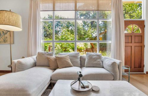 Serene Retreat with Hot Tub - Fire Pit - Deck - Foto 2