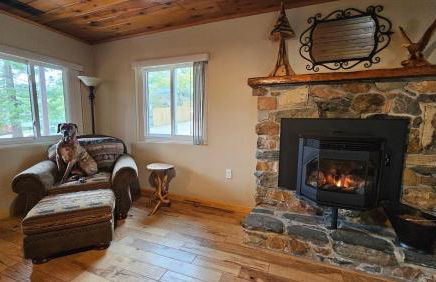 Knotty Pine Cabin with Artisan Stone Patio - Walk to Bass Lake - Foto 22