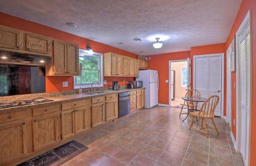 Hendersonville Home with Fire Pit 5 Mi to Downtown! - Foto 10