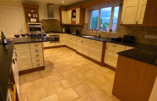 Luxury 4-5 Bed Home with Games Room and Balcony - Foto 13