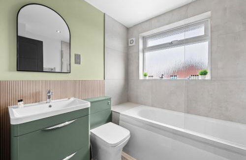 Modern 3-Bed Home, Super King Beds, Drive Parking - Foto 8