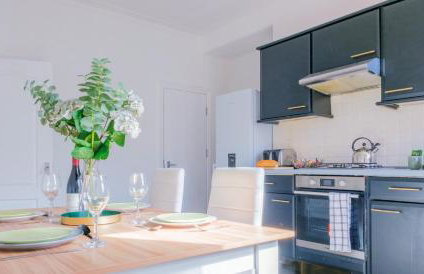 4-Bed Family House in Leeds with park view - Foto 5