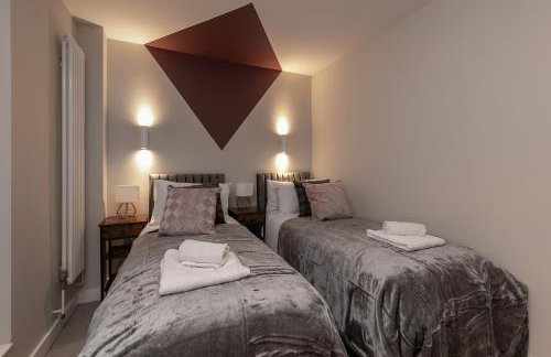 MK CITY CENTRE, THE DIAMOND SUITE, FREE Parking Space, PREMIUM SPACIOUS Apartment with FOOSBALL TABLE - Foto 37