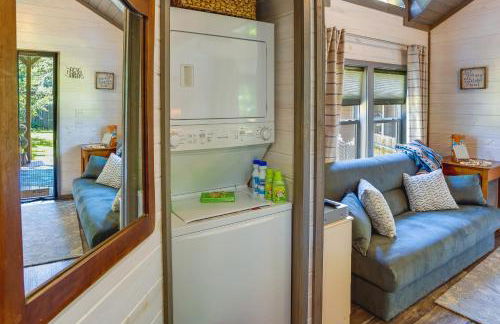 Mayfield Tiny Home with Porch, Walk to Beaches! - Foto 7