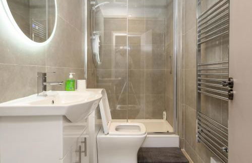 Dwell Living Luxurious 5BD House Central - Foto 10