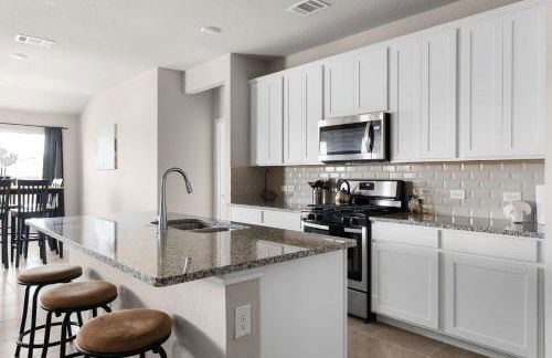 Charming 4BR Home w Spacious Backyard in Hutto - Foto 37