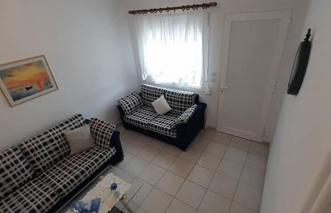 Impeccable 2-bed House in - Photo 21