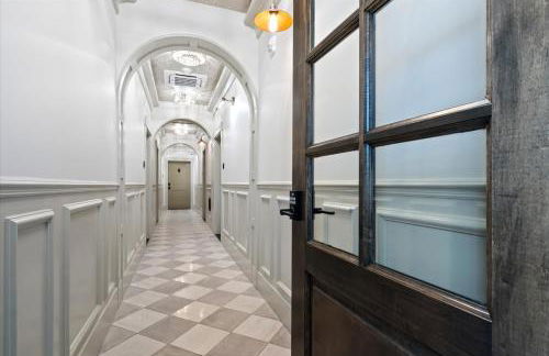 The Bee Room - Cozy Retreat on Midway Main Street - Photo 15