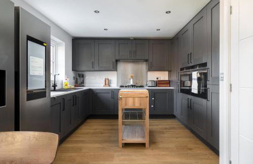 Modern 4-Bed Family Home with 5 Beds & Parking - Foto 4