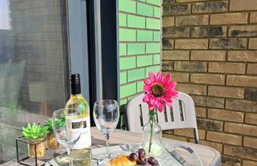 Lets Stay SA Manchester I 2Bed 2Bath l Waterfront l Private Balcony I Relaxing Retreat I Great Location - Foto 25