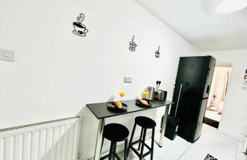 4bedroom Sleeps6 Business ContractorsDiscounts free WiFi - Photo 3