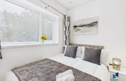 Modern 4BR House, Spacious, Garden, Free Parking - Foto 23