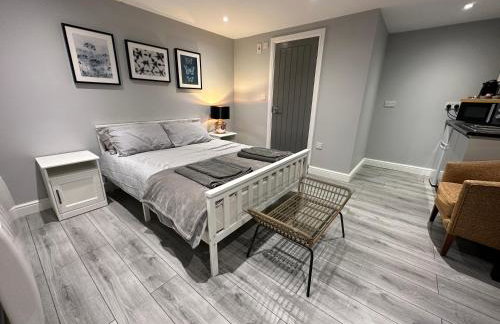 Luxury Detached Studio Apartment - Free Super Fast WiFi - Free Parking - 15 Mins from Luton Airport - Foto 1