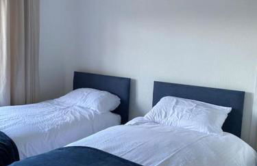 Spacious 2 Bed Village Flat sleeps 4/6 - Photo 14