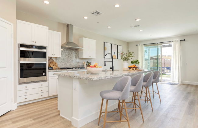 Desert Eden by Avantstay 6BR w/ Ensuite Backyard Oasis w/ Pool & Hot Tub! - Foto 13