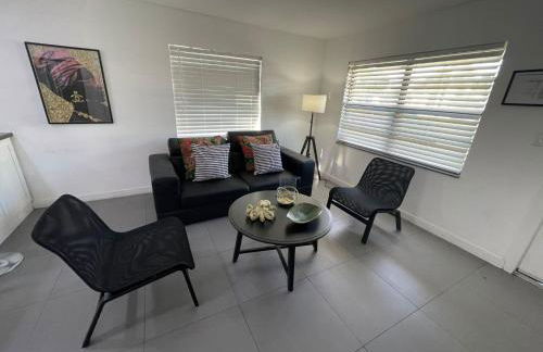 Stylish Pool Home - Photo 23