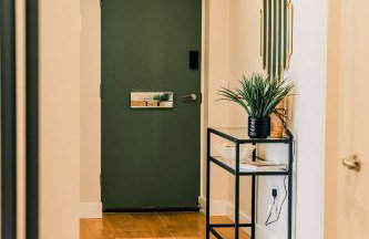 Modern Central 2 Bed Apartment with Parking - Photo 52