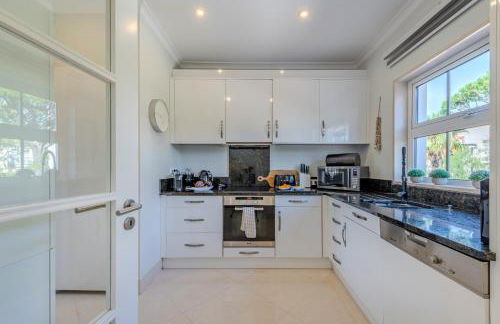 5 star Luxury Palmview apartment with large terrace and communal pool - Foto 15