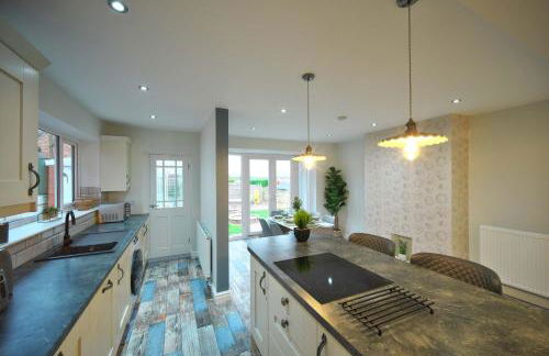 Luxury Bungalow, 3 bedrooms, 5 beds, sleeps 8, transport links, parking, Wi-Fi - Foto 15