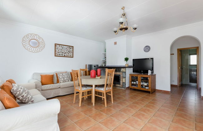 Private Villa With Inviting Space - Photo 12